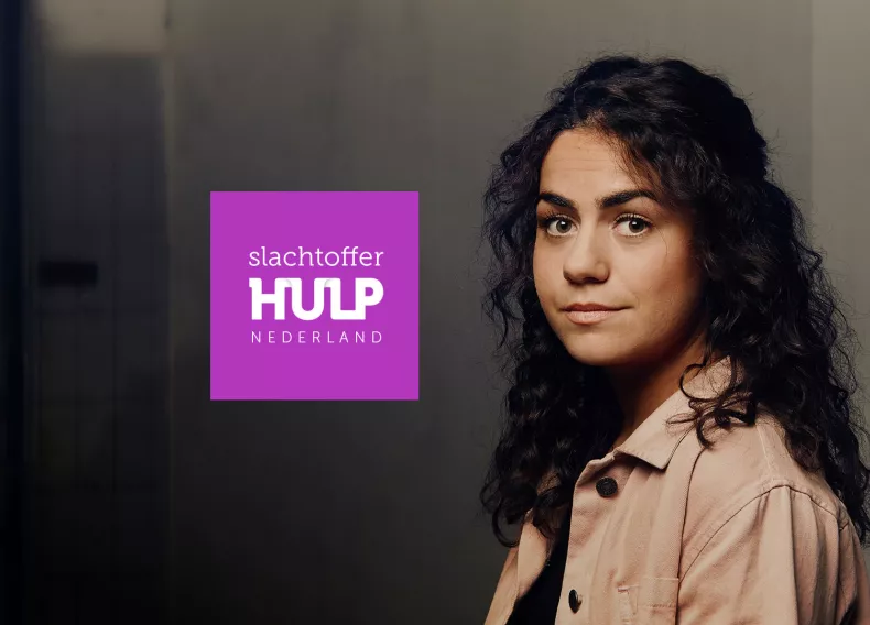 Jonge vrouw met donker haar kijkt bedachtzaam naar de camera, Slachtofferhulp Nederland logo