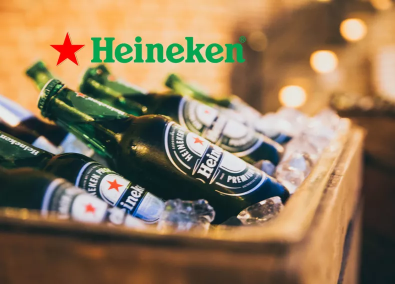 Flesjes heineken in houten krat met ijs en Heineken logo