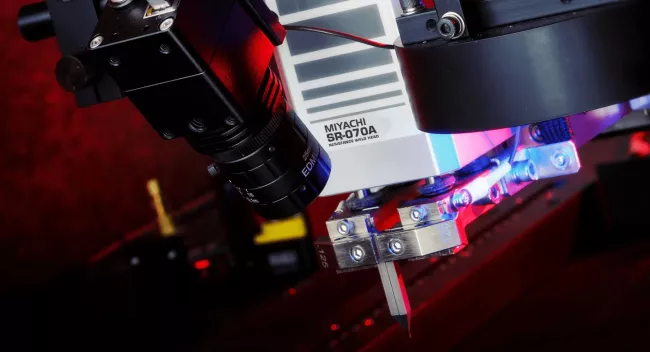 Close up van de kop van een laserwelding apparaat van Amada